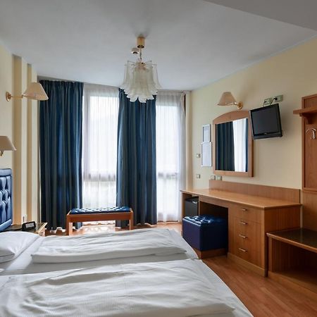 Hotel Alexander Лимоне-суль-Гарда Экстерьер фото