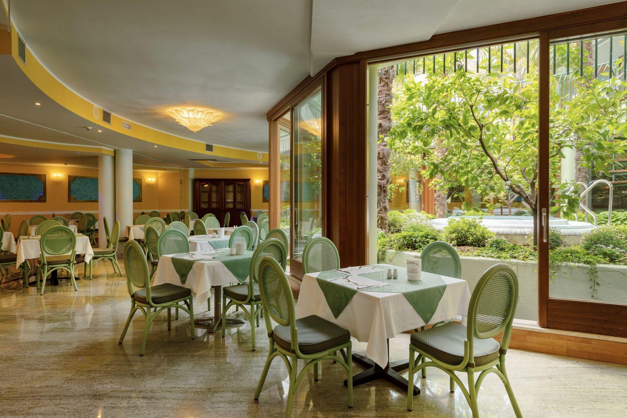 Hotel Alexander Лимоне-суль-Гарда Экстерьер фото