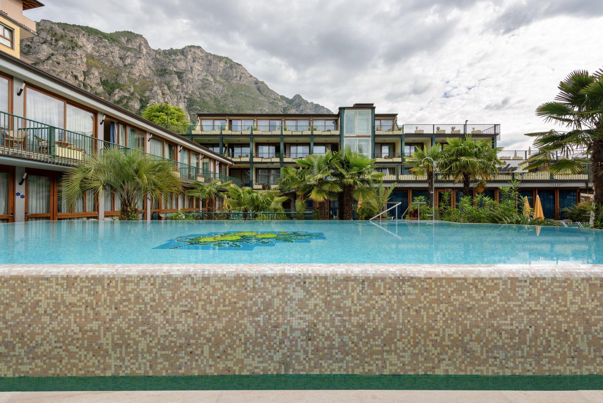 Hotel Alexander Лимоне-суль-Гарда Экстерьер фото