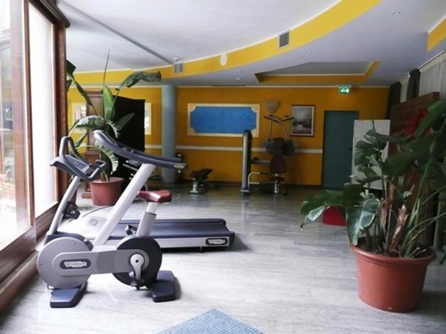 Hotel Alexander Лимоне-суль-Гарда Экстерьер фото