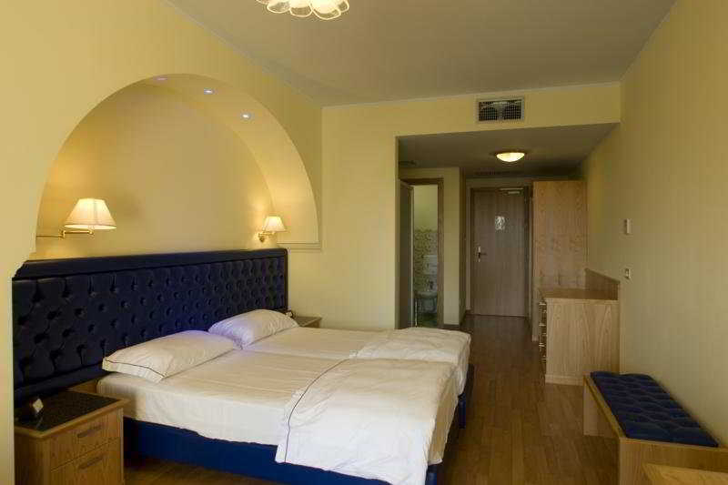 Hotel Alexander Лимоне-суль-Гарда Экстерьер фото